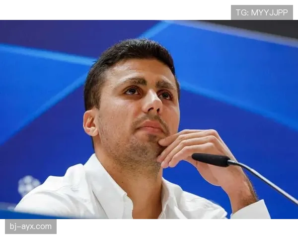 罗德里与贝林厄姆中场全能性对比:核心职能与战术角色差异解析 罗德里与贝林厄姆中场全能性对比:核心职能与战术角色差异解析