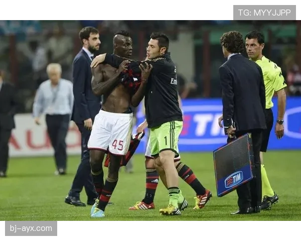 巴洛特利又在更衣室放烟花了？这人到底怎么想的